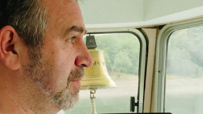 Frank Harnischmacher hinter dem Steuer der EMS Westfalen. Sein Blick ist ernst.