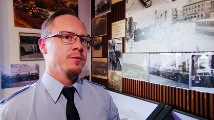 Ein Mann steht in Hemd und Krawatte im Gebäude des Traditionsvereins Mark Sauerland