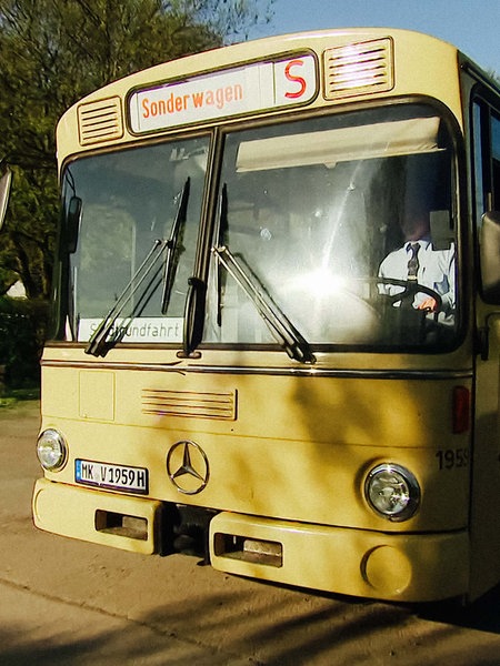 Ein beiger Oldtimer-Bus 