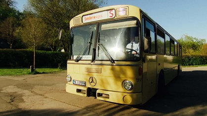 Ein beiger Oldtimer-Bus 