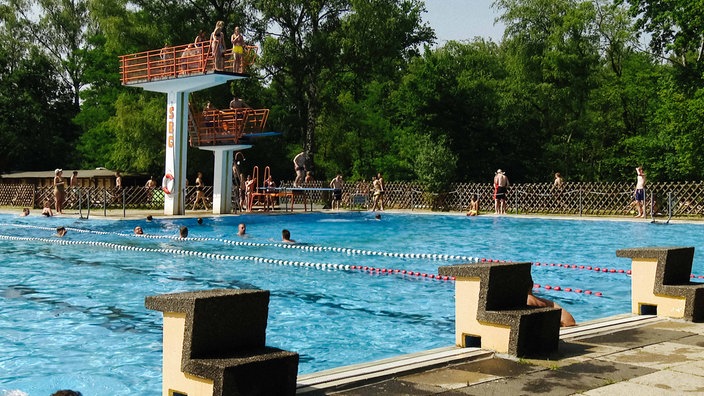 Becken und Sprungturm im Freibad der Ohligser Heide