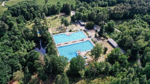 Drohnenaufnahmen von der Ohligser Heide von oben. Zu erkennen ist das Freibad Heide.