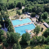 Drohnenaufnahmen von der Ohligser Heide von oben. Zu erkennen ist das Freibad Heide.