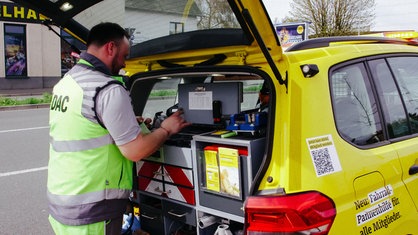 ADAC-Pannenhelfer Stefan Sonnemann steht vor dem Kofferraum seines Fahrzeugs