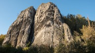 Eine Landschaft mit einer Felsformation in der Untersicht.