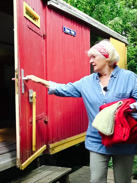 Petra Deutsch sitzt in ihrem Bauwagen und lächelt in die Kamera.
