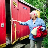 Petra Deutsch sitzt in ihrem Bauwagen und lächelt in die Kamera.