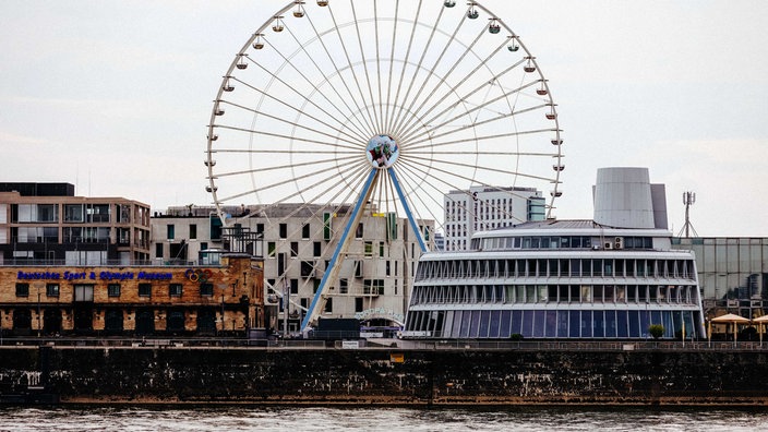 Riesenrad, das direkt am Ufer des Rheins steht