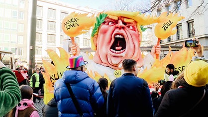 Ein Karnevalswagen in Düsseldorf. Ein Bildnis eines wütenden Donald Trumps.