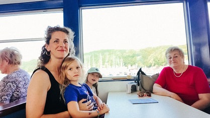 Eine Familie sitzt an einem Tisch