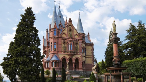 Schloss Drachenburg: Schlossgebäude mit mehreren spitzen Türmen.