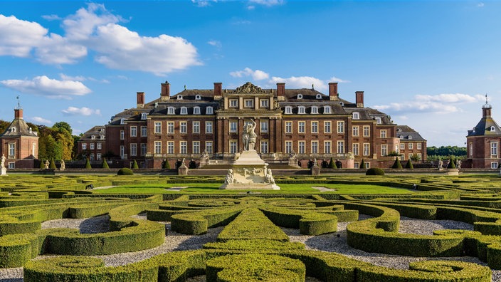Schloss Nordkirchen: ein verzierter Palast umgegeben von einem Schlosspark.