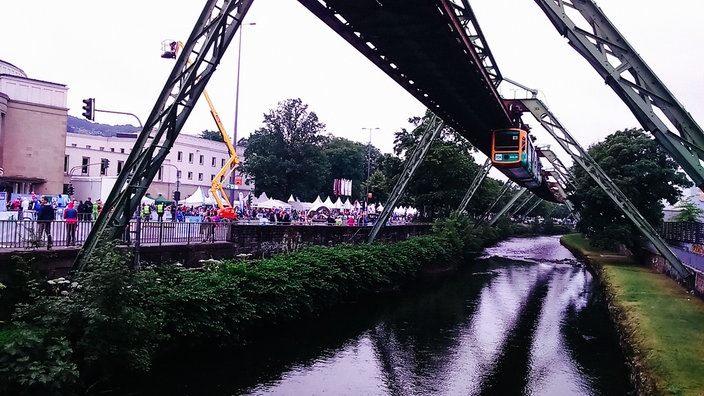 Ein Wagen der Schwebebahn über der Wupper