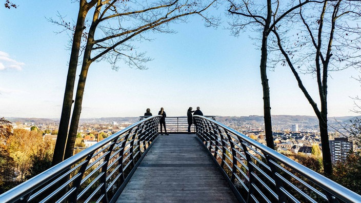 Die Aussichtsplattform Skywalk im Nordpark in Wuppertal. Aussicht über die Stadt.