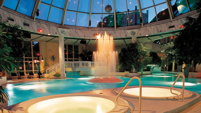 Badehalle mit großem Schwimmbecken und Glaskuppel in der Westfalen Therme Bad Lippspringe