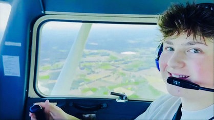 Porträt eines Jugendlichen im Cockpit eines Flugzeugs