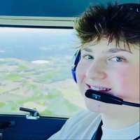 Porträt eines Jugendlichen im Cockpit eines Flugzeugs