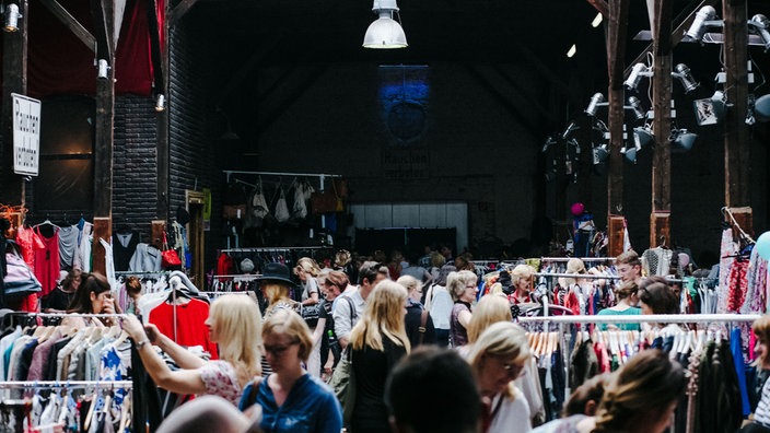 Viele Menschen besuchen einen Trödelmarkt.