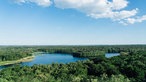 Aussicht über Duisburgs Wald und die Sechs-Seen-Platte.