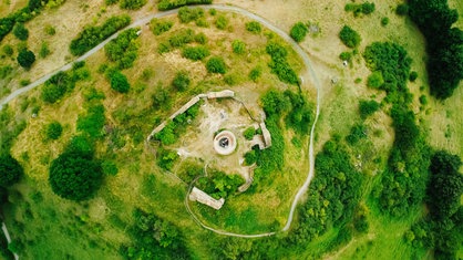 Luftaufnahme des Desenbergs samt seiner alten Burgruine im Kreis Höxter