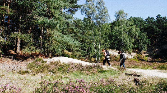 Zwei Frauen laufen auf dem Wanderweg Galgenvenn in Kaldenkirchen