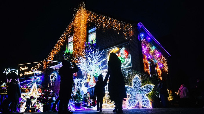 An diesem Weihnachtshaus in Duisburg leuchten über 100.000 Lichter.