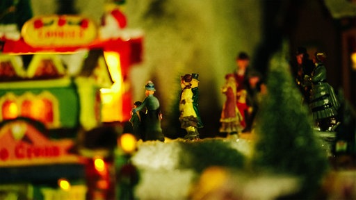 Eine Nahaufnahme einiger Miniaturfiguren im alten Hühnerstall.