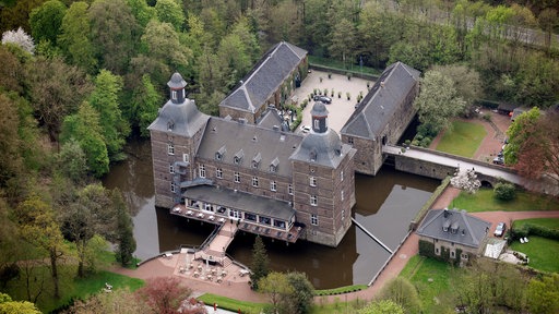 Das Wasserschloss Hugenpoet aufgenommen aus der Luft