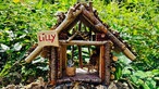 Ein Miniatur-Häuschen mit der Aufschrift ,,Lilly"