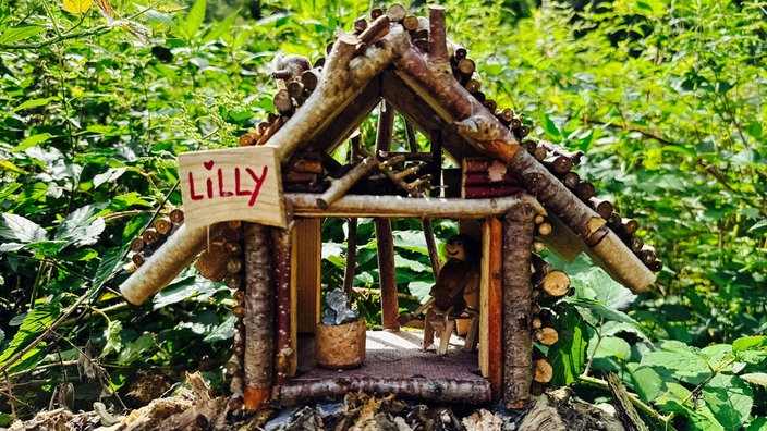 Ein Miniatur-Häuschen mit der Aufschrift ,,Lilly"
