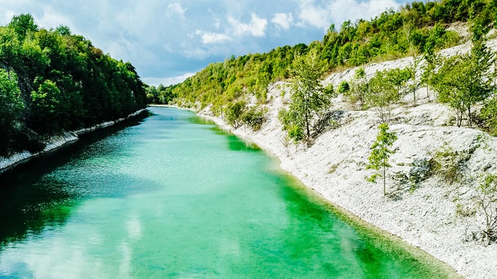 Szenerie vom Canyon in Lengerich. See in der Mitte und bewaldete Klippen links und rechts.