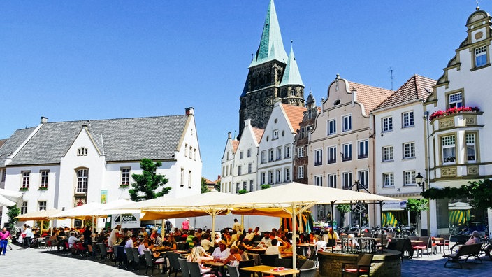 Eine Innenstadtszene in der historischen Altstadt von Warendorf.