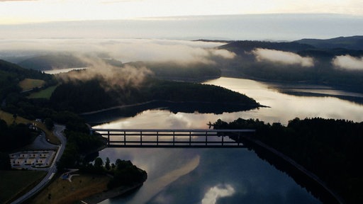 Luftaufnahme von einem Morgen am Biggesee mit einigen tief hängenden Wolken