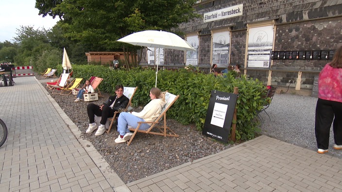 Mehrere Liegestühle stehen vor dem Biergarten
