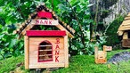 Ein kleines Haus aus Holz und Ästen stellt eine Bank für die Wichtel dar.