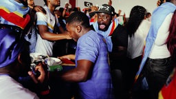 WM COSMO-Community-Gucken: Feierende Menschen beim Spiel Portugal vs. DR Kongo