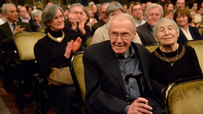 Das Beitragsbild des WDR3 Kulturfeature "Hommage à György Kurtág" zeigt den Komponisten György Kurtág und seine Frau an seinem 90. Geburtstag in Budapest.