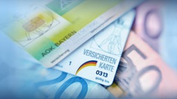 Symbolbild Krankenkassen Versicherungskarte und Geldscheine