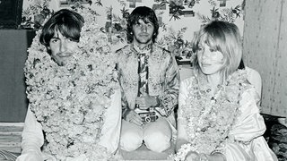 Das Beitragsbild des WDR3 Kulturfeature "Indien und die Beatles" zeigt George Harrison und Ringo Starr mit Pattie Boyd im Maharishi Mahesh Yogi's Ashram in Rishikesh, 1968.