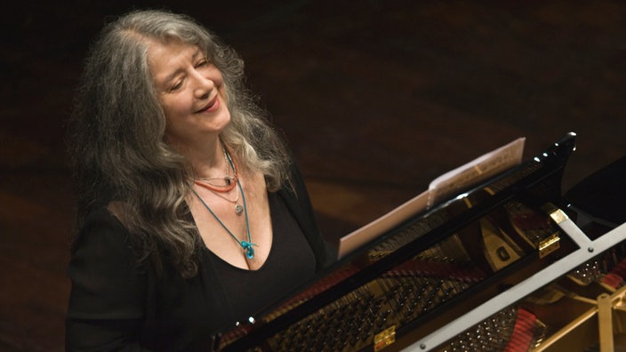 Das Beitragsbild des WDR3 Kulturfeature "Die Pianistin Martha Argerich – Königin des Klaviers " zeigt Martha Argerich am Klavier 2021.