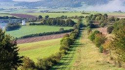 Das Beitragsbild des WDR 3 Musikporträt "Der Deutschland-Äquator" zeigt die ehemalige innerdeutsche Grenze bei der Gedenkstätte Point Alpha in Rasdorf, Rhön, Hessen, Deutschland.