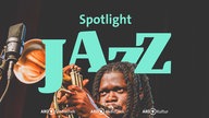 Der Trompeter Peter Somuah vor mintgrünem Schriftzug 'Jazz – Spotlight'.