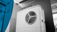 Das Beitragsbild des ARD Radiofeature "Druck im Kessel – Doku über die Tücken der Wärmewende" zeigt eine Wärmepumpe von Stiebel Eltron in einem Ausstellungsraum.