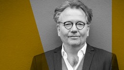 Das Autorenporträt des ARD Radiofeature "Die Ruinen des René Benko" zeigt den Autor Georg Wellmann