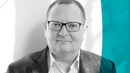 Das Autorenporträt des ARD Radiofeature "Heilige Krieger – Christfluencer und die Neue Rechte" zeigt den Journalisten Ralf Homann.