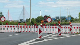 Absperrung an einer Zufahrt auf die Bonner Friedrich-Ebert-Brücke ("Nordbrücke")
