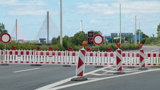 Absperrung an einer Zufahrt auf die Bonner Friedrich-Ebert-Brücke ("Nordbrücke")