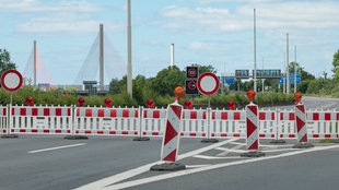 Absperrung an einer Zufahrt auf die Bonner Friedrich-Ebert-Brücke ("Nordbrücke")