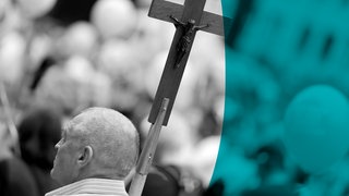 Das Beitragsbild des ARD Radiofeature "Heilige Krieger – Christfluencer und die Neue Rechte" zeigt einen Demonstranten mit Kruzifix beim dritten Marsch fuer das Leben in Köln.