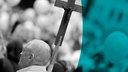 Das Beitragsbild des ARD Radiofeature "Heilige Krieger – Christfluencer und die Neue Rechte" zeigt einen Demonstranten mit Kruzifix beim dritten Marsch fuer das Leben in Köln.